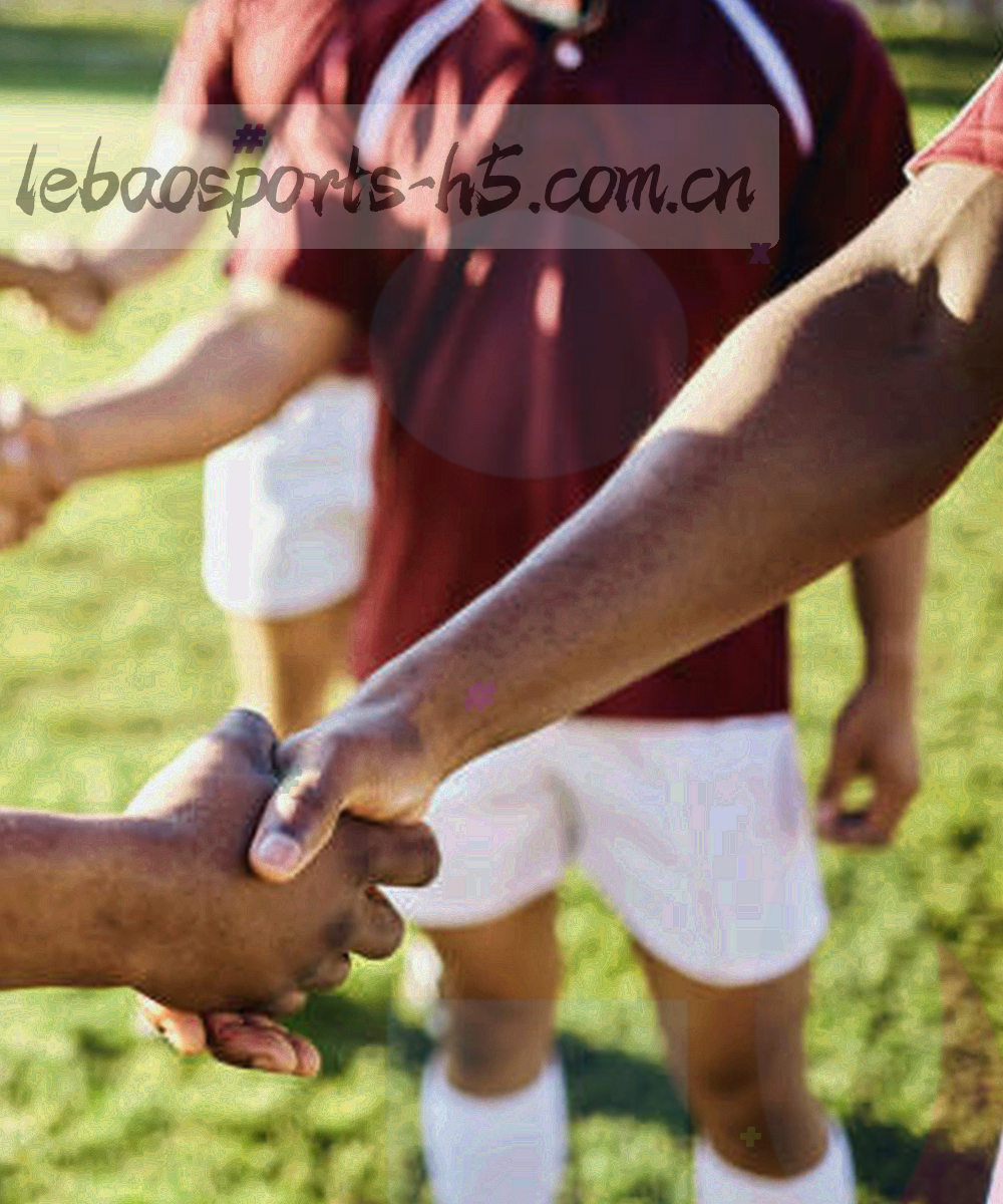 旧纸张质感的手写比赛记录本与铅笔俯拍特写，字迹不可辨识